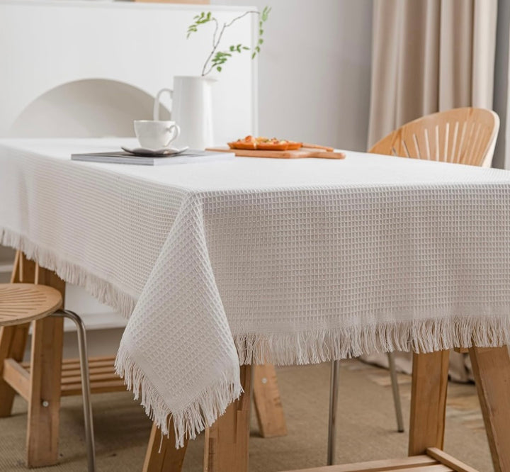 Pflegeleichte Tischdecke in Leinenoptik mit feiner Waffelstruktur und Fransenrand, Naturweiß