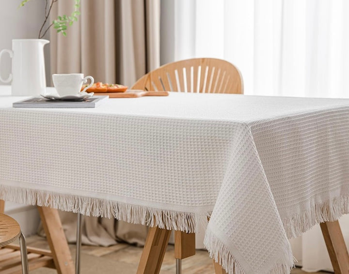 Pflegeleichte Tischdecke in Leinenoptik mit feiner Waffelstruktur und Fransenrand, Naturweiß