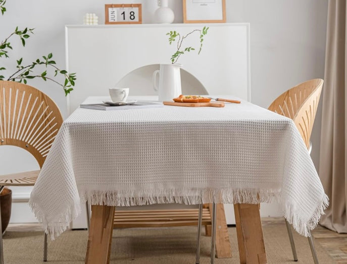 Pflegeleichte Tischdecke in Leinenoptik mit feiner Waffelstruktur und Fransenrand, Naturweiß