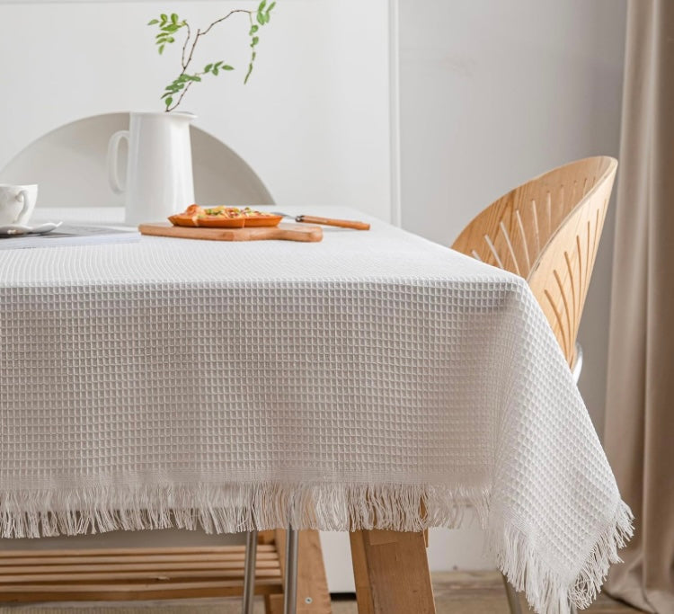 Pflegeleichte Tischdecke in Leinenoptik mit feiner Waffelstruktur und Fransenrand, Naturweiß